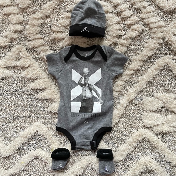 Jordan Infant Onesies with Hat and Socks Size 0-6 Mo - Picture 3 of 8